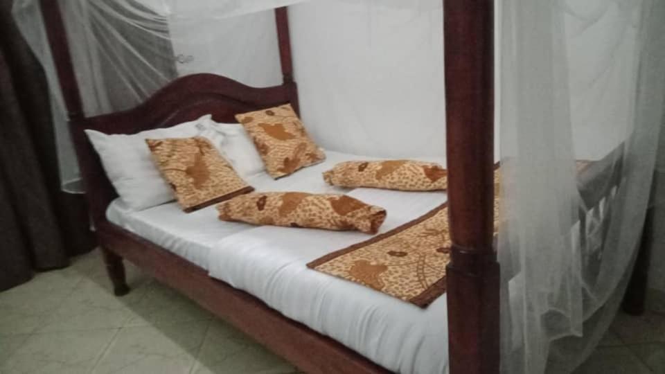 Riverside Resort Hotel Kabale Buitenkant foto