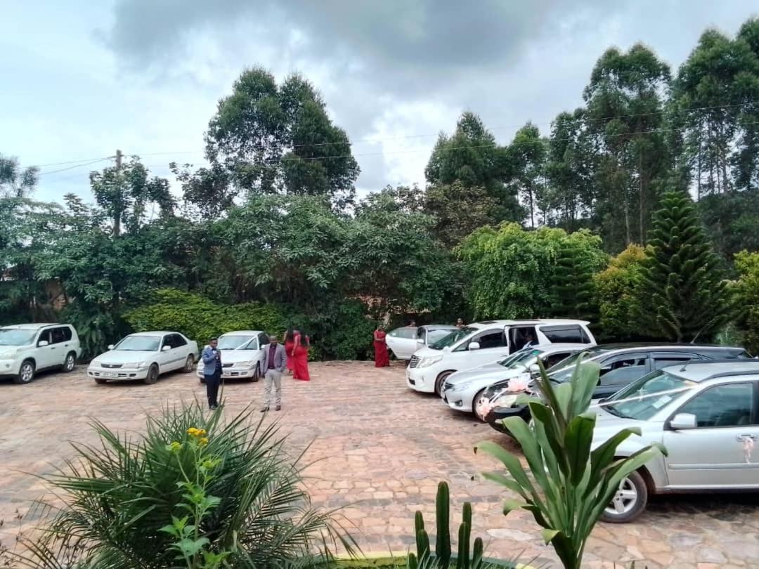 Riverside Resort Hotel Kabale Buitenkant foto