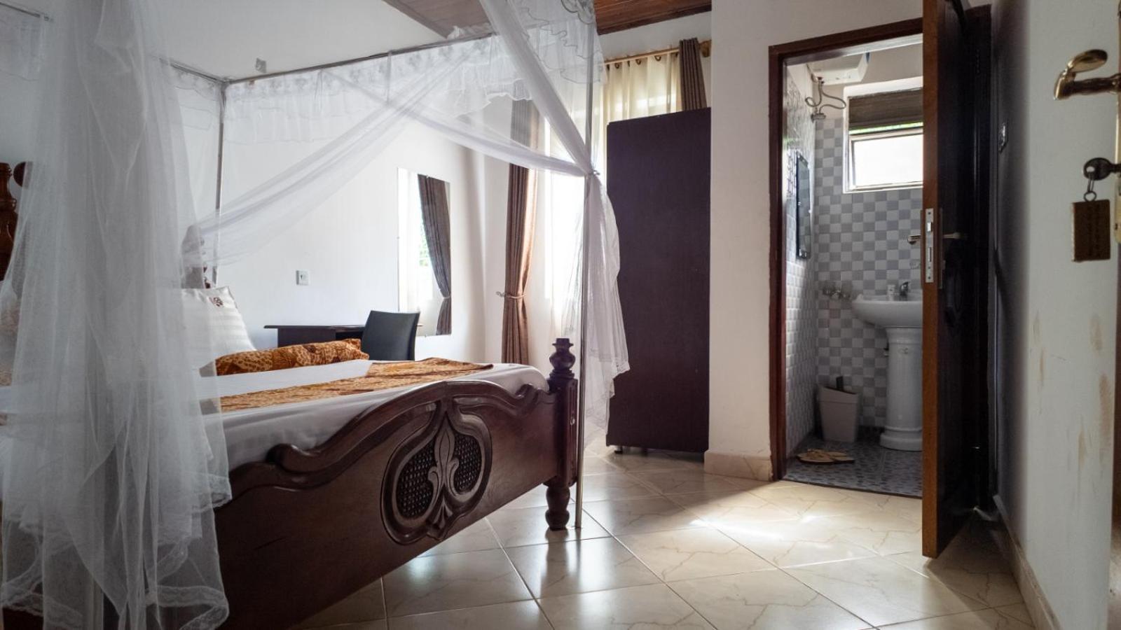 Riverside Resort Hotel Kabale Buitenkant foto