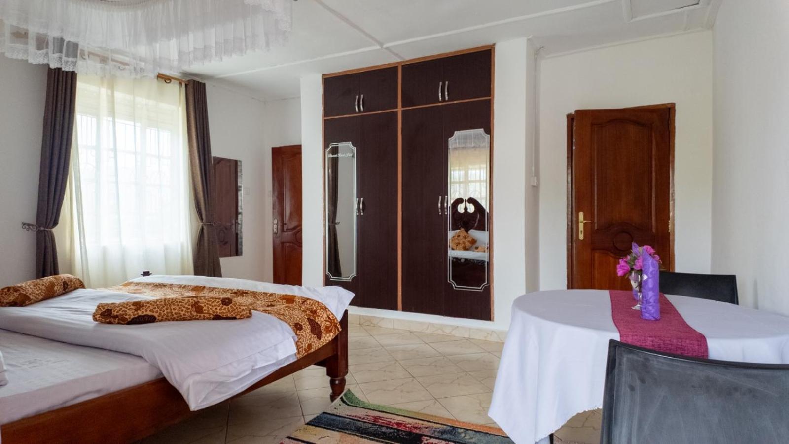 Riverside Resort Hotel Kabale Buitenkant foto