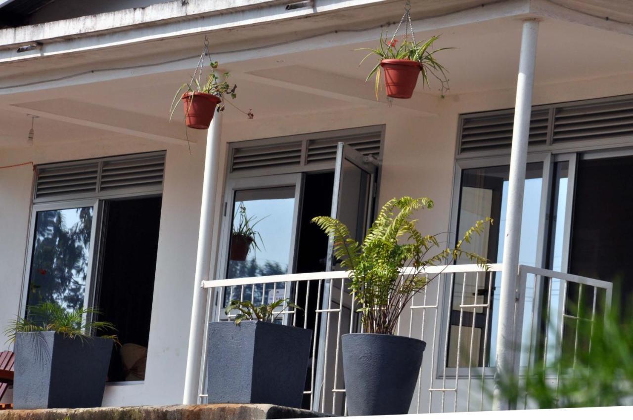 Riverside Resort Hotel Kabale Buitenkant foto